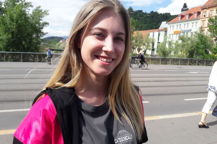 Tamara Palzer (18): Von einer Schiffslinie hätte ich nicht viel, es gibt so viele andere Dinge, für die man das Geld ausgeben könnte: für das Verschönern von Parks zum Beispiel. Aber eine Bucht im Augarten? Ja, warum eigentlich nicht.