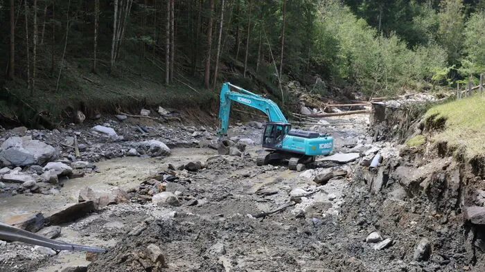 Rund um Arriach arbeiten Bagger, im Ort selbst wartet man noch auf schweres Gerät.