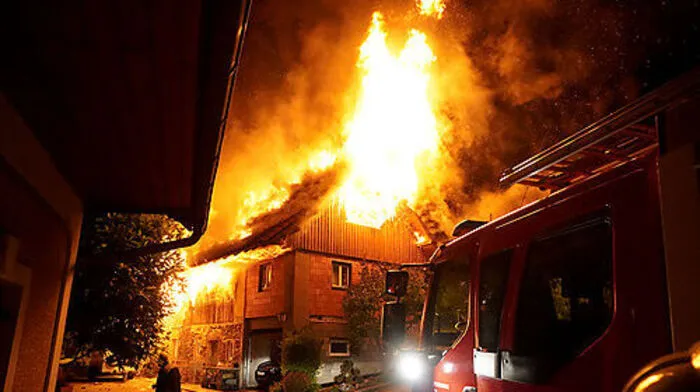 Beim Eintreffen der Feuerwehr stand das Wirtschaftsgebäude bereits im Vollbrand