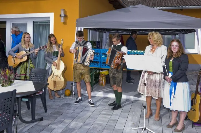 Eine Besonderheit, die dieses Heim aufweist, ist eine eigene Bushaltestelle. Musikalisch mitgestaltet haben die Feier die Gruppe Pölstaler und Erich auf seiner Steirischen.