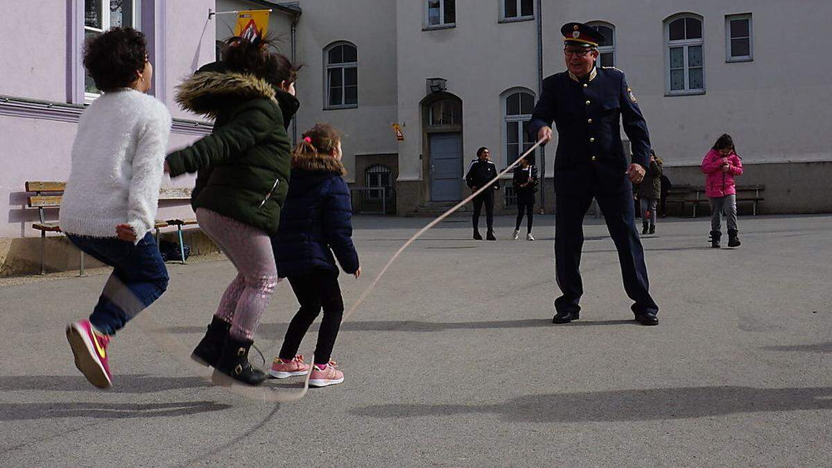 Chefinspektor Werner Miedl und Team sind Krisenfeuerwehr in Spitälern und Schulen