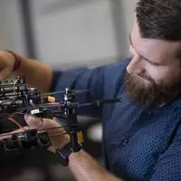Die kleinen Drohnen fliegen völlig autonom durch Glashäuser