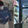 Ein unbekannter Täter drohte am Montag in einer Bankfiliale mit einer Bombe und forderte Geld