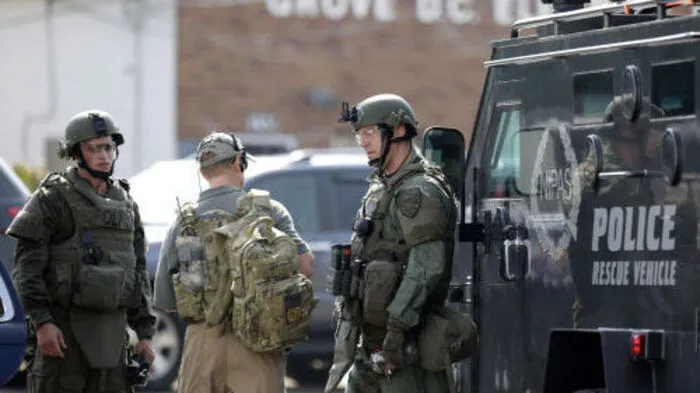Polizisten durchkämmen die Gegend von Chicago