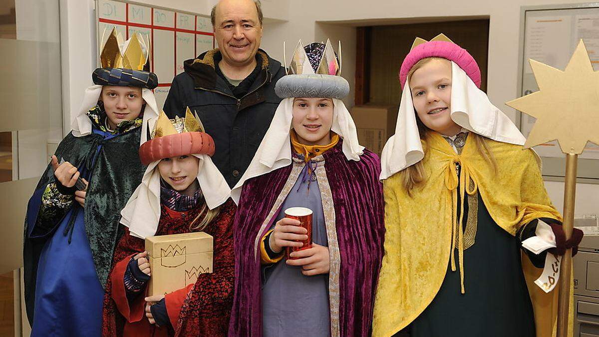 Sternsinger besuchten die Redaktion Leoben der Kleinen Zeitung: Selina Winkelmayer, Jana Leitgeb-Spörk, Vanessa Oswald, Sarah Reiter (von links), Karl-Heinz Schein