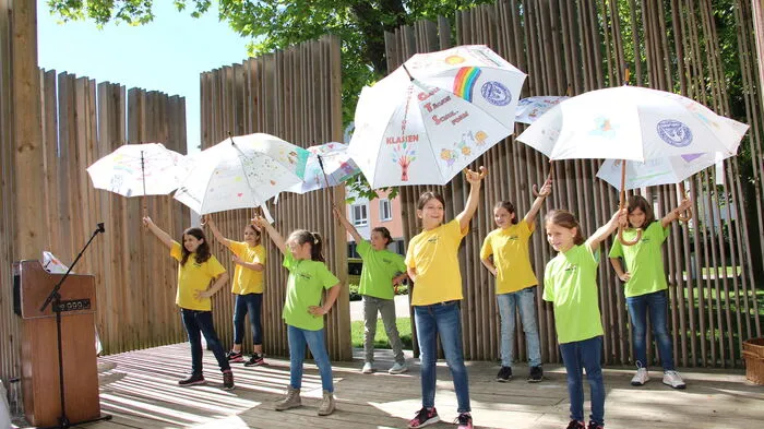 Die Damen vom Soroptimist Club Spittal-Millstättersee veranstalteten ein Lesefest und holten kreative Talente auf die Bühne. Stolz präsentierten die Volksschüler ihre bemalten Regenschirme.