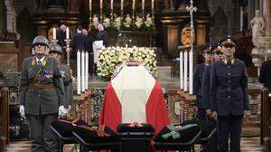 Der aufgebahrte Sarg im Wiener Stephansdom im Rahmen eines Requiems für die ehemalige Bundeskanzlerin Brigitte Bierlein