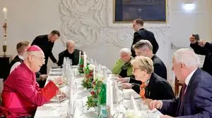 Geburtstagsjubilar Kapellari im Gespräch mit den Altlandeshauptleuten Klasnic und Schützenhöfer