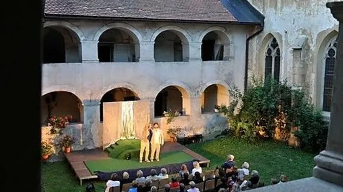 Neben kulturellen Veranstaltungen wird der Arkadenhof auch zum Open-Air-Kino