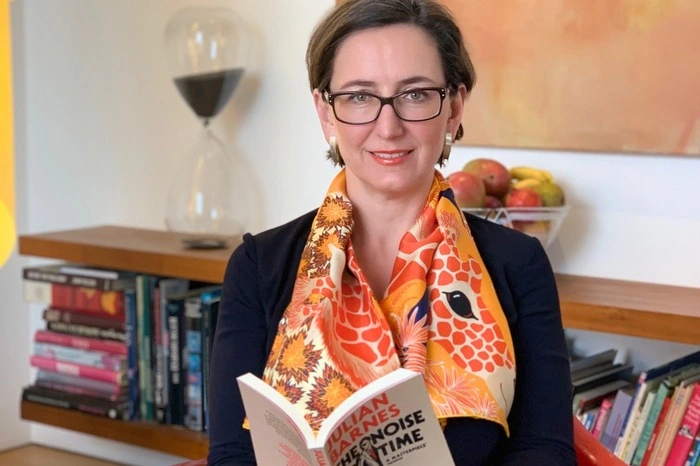 Barbara Stelzl-Marx, Historikerin: "Vor etwas mehr als zwei Wochen hielt ich noch Veranstaltungen am Institut, nun wird alles von zu Hause aus abgewickelt, sogar Diplomprüfungen. Das gibt mir Gelegenheit, Lieblingsbücher aus dem Regal zu holen: zum Beispiel "Anleitung zum Unglücklichsein" von Paul Watzlawick, den ich sehr schätze, oder "Die Tante Jolesch" von Friedrich Torberg. Beide dringen in die Psyche des Menschen in Extremsituationen ein, aber mit einem Augenzwinkern und gutem Humor. Eine unbedingte Empfehlung: Der Roman "The Noise of Time" von Julian Barnes seziert das von Repressionen geprägte Leben von Dmitrij Schostakowitsch im Spannungsfeld zwischen Diktatur und Kreativität, zwischen (scheinbarer) Anpassung und künstlerischer Freiheit."