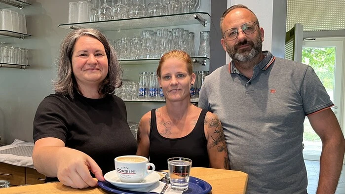 Die neuen Betreiber des Cafés mit ihrer Mitarbeiterin