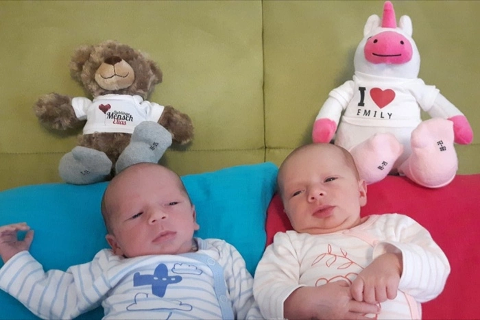 Sabine Bader und Daniel Haas aus Föderlach, Gemeinde Wernberg, haben gleich doppelt Glück. Verantwortlich dafür ist Emily (2690 g, 48 cm), die am 9. August um 8.14 Uhr ihren ersten Schrei machte, und Elias (2854 g, 48 cm), der sich nur eine Minute später zu ihr gesellte.