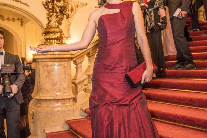 Das Kleid von Nora Schmid, Intendantin der Grazer Oper, spiegelte sich in der Krawatte von Organisator Bernd Pürcher wider. Design: ebenfalls ardea luh.