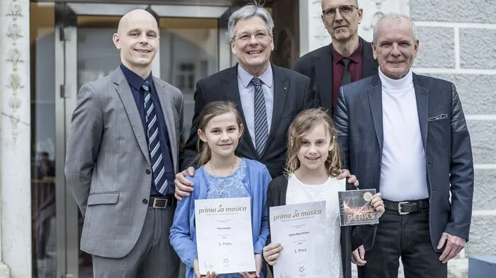 Johannes Hirschler (Bundesfachbeirat von "Musik der Jugend Österreich"), Landeshauptmann Peter Kaiser, Landesmusikschulen-Koordinator Gernot Ogris und Ossiacher Bürgermeister Johann Huber mit Preisträgerinnen