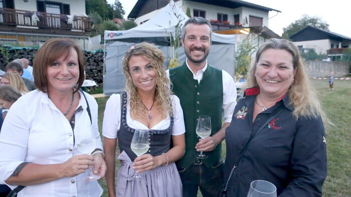 Um es gleich vorweg zu nehmen: Nicht nur die Weinliebhaber hatten sich am Samstag Richtung Reipersdorf aufgemacht, um beim Weinstadlfest des Weinbauvereines St. Georgen/Hochosterwitz (Obmann Hubert Vittori) dabei zu sein. 