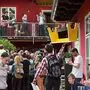 Diese gelben Bankerl sollen, geht es nach den Initiatoren, in ganz Graz stehen