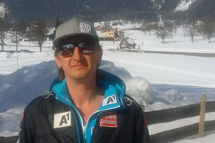 Mark Mitter (40) war nach dem Skigymnasium (das er wie alle seine Brüder absolviert hat) lange in Australien, hat später für Atomic die Free-Ski-Szene mitaufgebaut. Heute ist er im privaten Betreuer-Team von Österreichs Alpin-Superstar Marcel Hirscher (rund um Mike Pircher), was Marks Vater Wolfgang stolz macht: „Marcel sucht sich alle seine Leute selbst aus.“