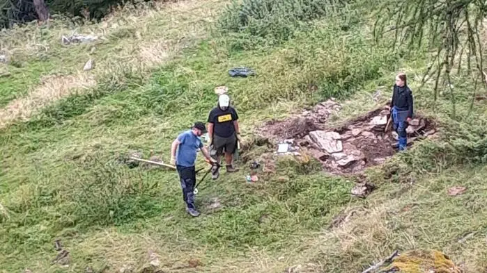 Die Archäologen bei Grabungen in der „alten Katalalm“. Gut sichtbar sind die Umrisse der Gebäude
