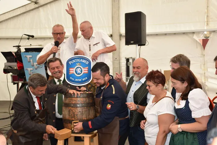 Bürgermeister Markus Lakounigg führte den Bieranstich durch.