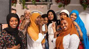 Ein seltener Moment des Lichtblicks: Somalierinnen aus Stainz beim Staßenfestival La Strada