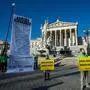 Greenpeace präsentierte Anfang November vor dem Parlament in Wien eine „Klima-Quittung“