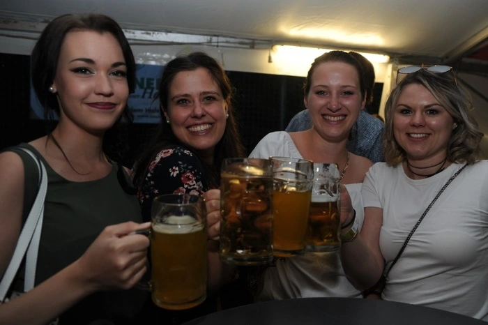 Ein Prosit der Gemütlichkeit! Zum Programm gehörten ein "Legendenturnier", ein Auftritt ...
