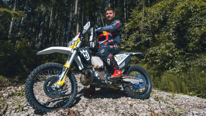 Marcel Hirscher auf seiner Husqvarna