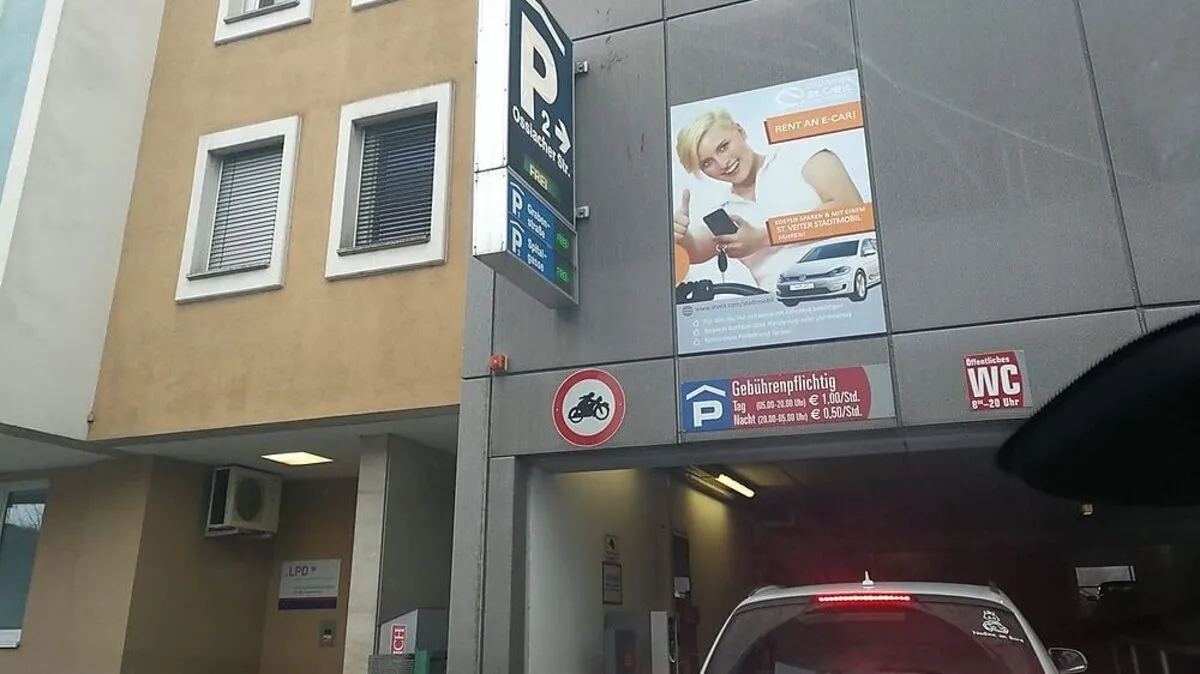 In der Früh staute es sich vor dem Parkhaus 