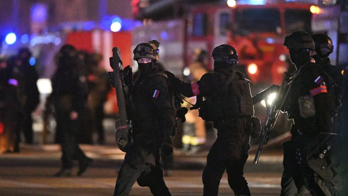 Russia Concert Shooting 8647771 22.03.2024 Law enforcement officers are seen near the Crocus City Hall concert venue following a reported shooting incident, near Moscow, Russia. Several gunmen in combat fatigues burst into a concert hall on March 22 and fired automatic weapons at the crowd, injuring an unspecified number of people. Sergey Bobylev / Sputnik Moscow region Russia PUBLICATIONxINxGERxSUIxAUTxESTxLTUxLATxNORxSWExDENxNEDxPOLxUKxONLY Copyright: xSergeyxBobylevx