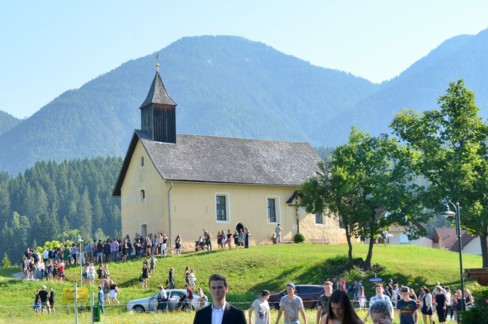 Es ist schon eine gute Tradition, dass der Schlusspunkt des Schuljahres in und vor der Wallfahrtskirche Maria Thurn im Westen von Hermagor gesetzt wird. Die malerische Kulisse dieses ehrwürdigen Marienkirchleins trägt sicher mit dazu bei, auch weniger gute Zeugnisse leichter zu verschmerzen. Der evangelische Pfarrer Reinhard Ambrosch hielt einen Dankgottesdienst.