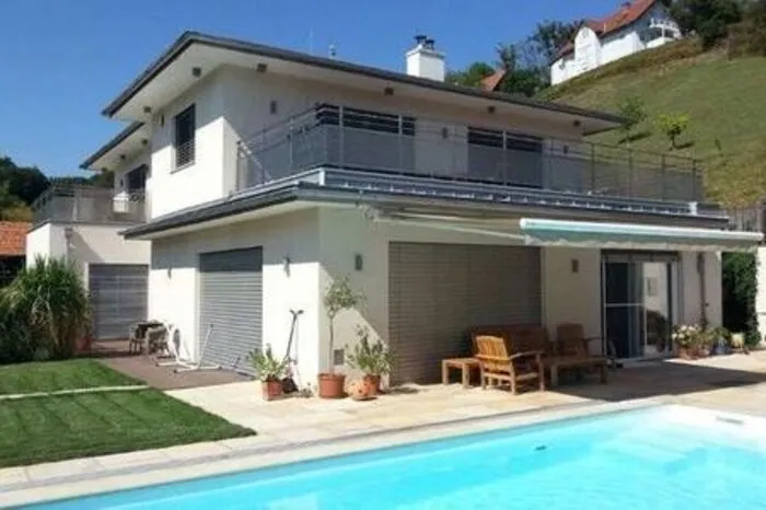 Platz 9: Moderne Villa am Gedersberg bei Seiersberg. 306 m2 Wohnfläche, 2986 m2 Grund, 6 Zimmer. Verkaufspreis: 1.870.000 Euro.