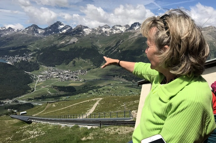 „Ich habe den schönsten Beruf der Welt“, stellt Wanderführerin Christina fest. Während sie zufrieden über das Muottas Muragl blickt. Seit 20 Jahren ist sie in ihren Bergen unterwegs.