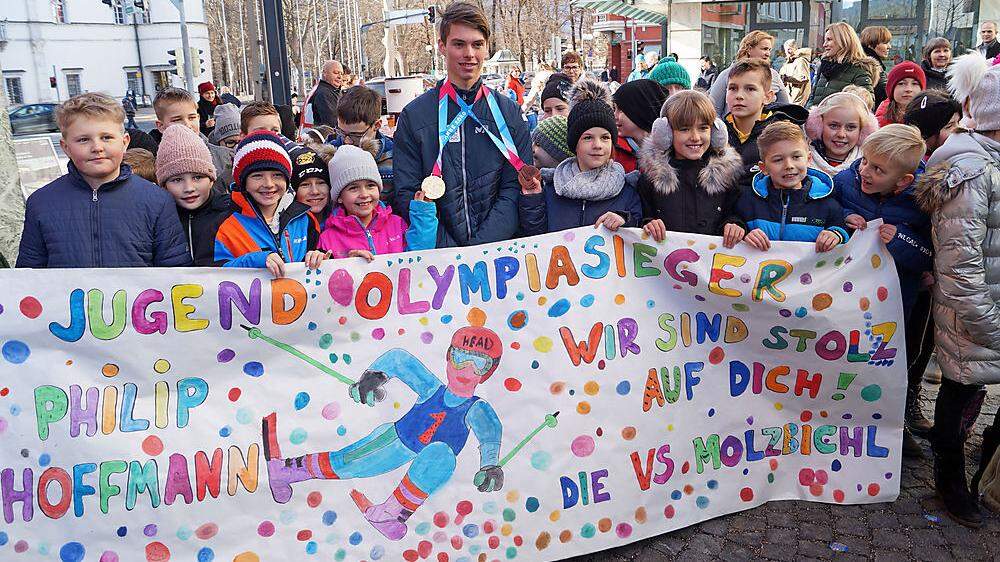 Kinder der Volksschule Molzbichl, wo Philip Hoffmann zur Schule ging, sangen selbstgetextete Lieder für den Goldmedaillengewinner