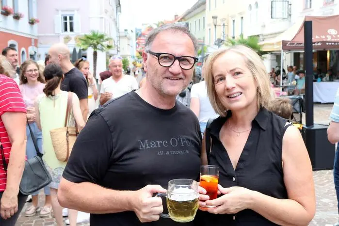 In bester Feierlaune gesichtet wurden unter anderen Bürgermeister Martin Kulmer, Raiffeisenbank Mittelkärnten-Vorstand Daniel Gradenegger, Steuerberater Gerhard Kampitsch, Techniker Walter Bader sowie Architekt Helmut Rainer-Marinello (am Foto mit Gattin Rosi). 