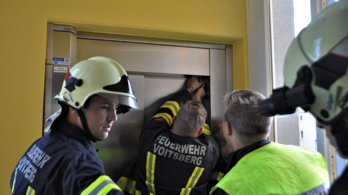 Die Feuerwehrleute betätigten die Elektronik des Lifts, dieser war gleich wieder einsatzfähig