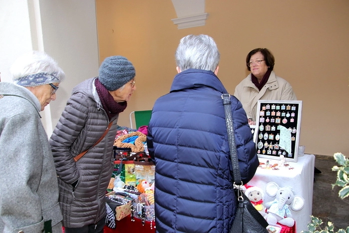 Im stimmungsvollen Ambiente des Arkadenhofes im Schloss zeigen Aussteller regionale Produkte und heimische Kulinarik verwöhnt die Besucher.