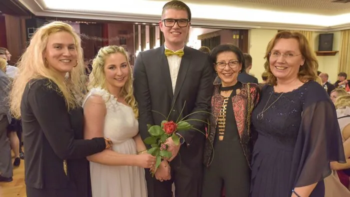 Hatten Grund zum Feiern: Anna Hohenwarter-Sodek (Klassenvorstand 8A), Lena Nussbaumer (Klassensprecherin 8A), Julian Brandstätter (Klassensprecher 8B), Direktorin Dagmar Rauter und Barbara Knoblinger (Klassenvorstand 8B)