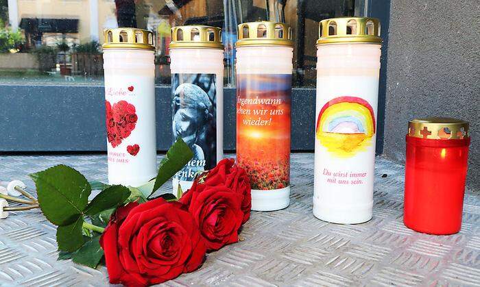 Am Freitagnachmittag wurde Kerzen in Gedenken an Tarik Bousbia beim Cafè Classic in Feldkirchen, das von ihm geführt wurde, angezündet
