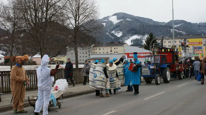 Faschingsumzug vom Merkur-Markt in Leitendorf bis ins "Wohnzimmer" der Stadt Leoben.