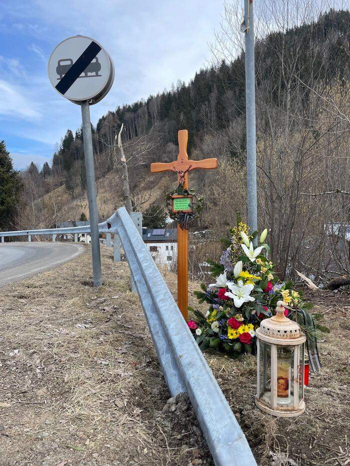 Am Unfallort steht seit heute, Donnerstag, ein Gedenkkreuz mit der Inschrift "Erinnerung an die beiden Verstorbenen beim Busunglück am 25.2. 2023"