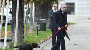 Bundespräsident Alexander Van Bellen mit seinem Hund  vor der Hofburg - von einem Bodyguard bewacht