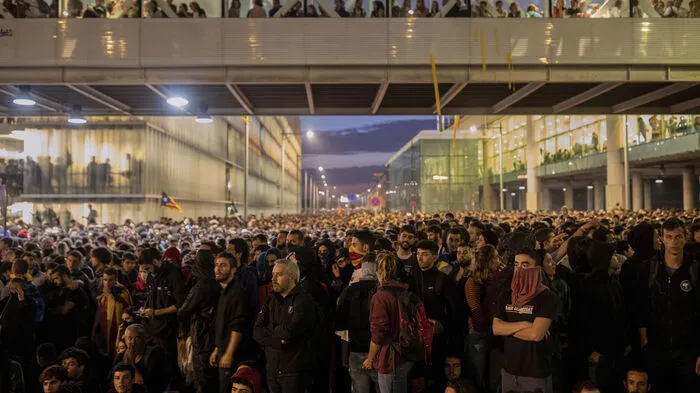 Nachdem neun katalonische Separatistenführer in Madrid zu langen Haftstrafen verurteilt wurden, befindet sich Barcelona, die Hauptstadt der Region, im Ausnahmezustand.