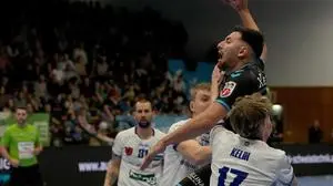 BAERNBACH,AUSTRIA,29.NOV.25 - HANDBALL - HLA Meisterliga, HSG Baernbach/ Koeflach vs SC Ferlach. Image shows Simon Knapp (Ferlach) Adi Omeragic (Baernbach) and Markus Kelih (Ferlach).
Photo: GEPA pictures/ Michael Riedler