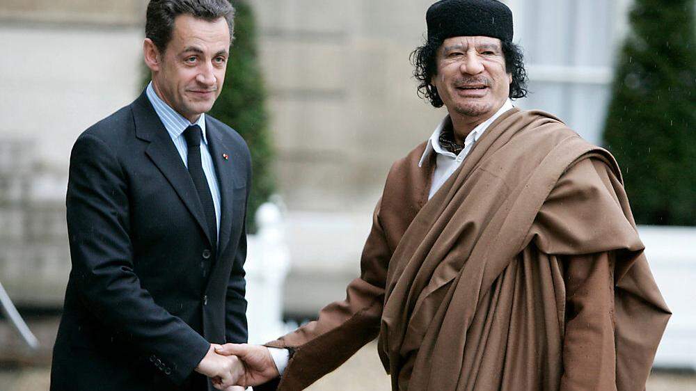 Bereits seit April 2013 gehen Untersuchungsrichter dem Verdacht nach, dass Sarkozys Präsidentschaftswahlkampf 2007 von Libyens damaligem Machthaber Muammar al-Gaddafi mitfinanziert wurde.