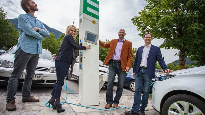 René Schader, Elisabeth Blanik, Gerald Miklin und Andreas Hofer (von links) beim ersten „Tankvorgang