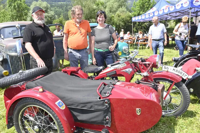 Der Rothenthurner Vereinsobmann Kurt Palle mit Club-Freunden aus dem Lungau, die mit einer Reihe von Zündapp-Motorrädern gekommen waren.