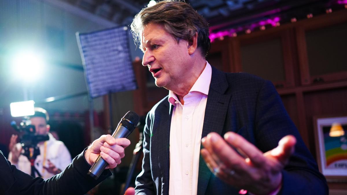 Helmut Brandstätter, Neos-Spitzenkandidat bei der EU-Wahl, bei der pinken Wahlparty.