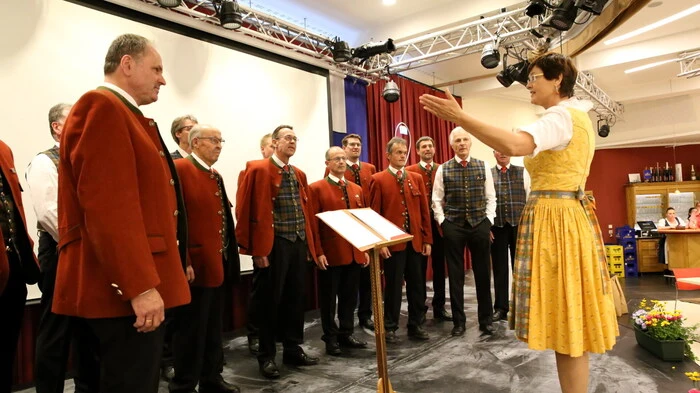 Unter dem Motto „Mit Spaß, Schwung und Humor in den Frühling!“ lud am Wochenende die Sängerrunde St. Salvator in die Seminarwelt „Seppenbauer“.