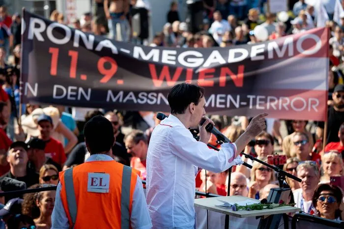 Angemeldet wurden sogar mehrere Kundgebungen mit Covid-Bezug, etwa mit dem Titel "Nein zur Impfung mit Zwang oder Druck". Zwei der Veranstaltungen wurden jedoch untersagt.