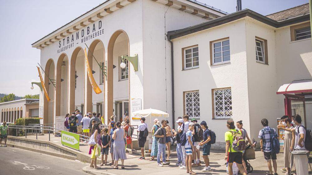 Besucherandrang vor dem Eingang des Strandbades Klagenfurt im Juni 2021
